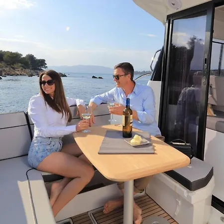 Bateau Njoy ספינת מלון סאן-לורן-דו-ואר