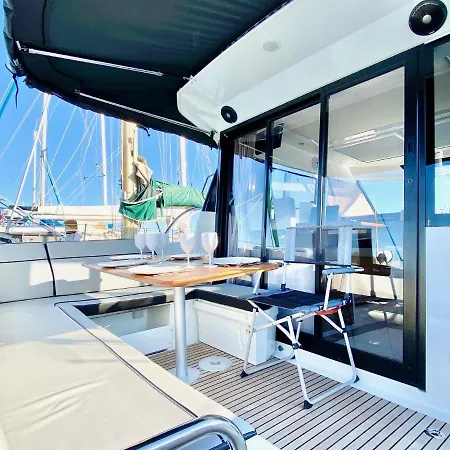 Úszó hotel Bateau Njoy