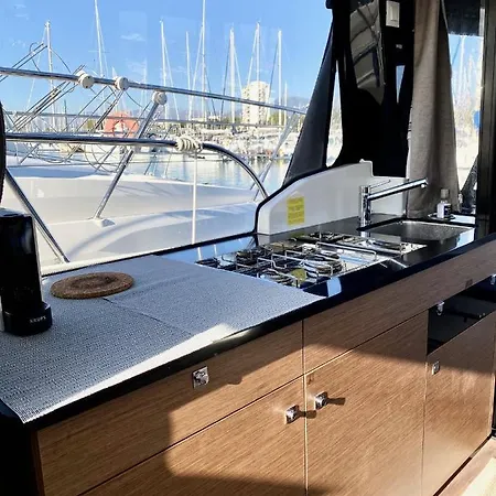 Úszó hotel Bateau Njoy